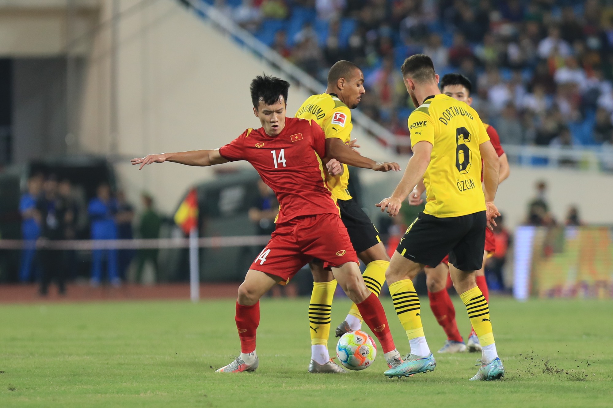 AFF Cup 2022: Hoàng Đức bất ngờ tập riêng vì chấn thương - Ảnh 1.
