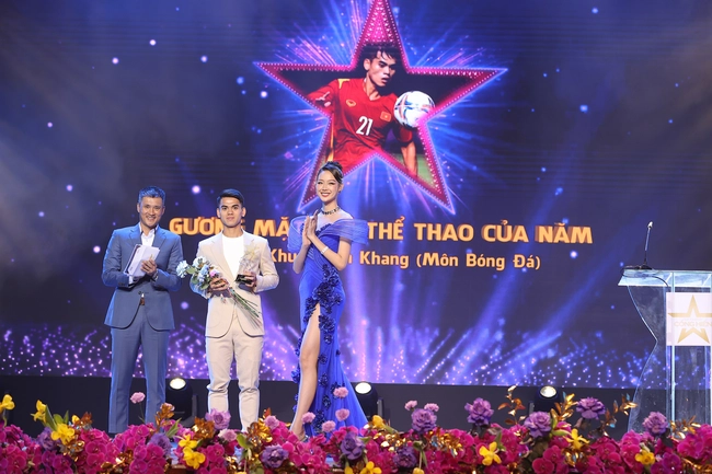 Văn Khang được Hoa hậu liên lục địa trao giải thưởng Cống hiến 2023 - Ảnh 3.