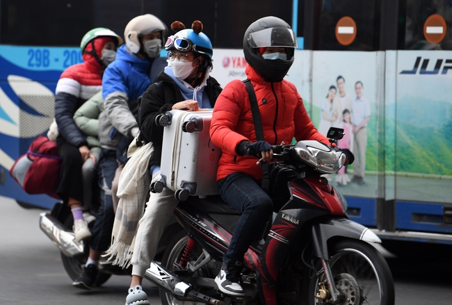 CHÙM ẢNH: Sinh viên oằn mình mang đồ từ quê lên Hà Nội sau kỳ nghỉ Tết Quý Mão 2023 - Ảnh 4.