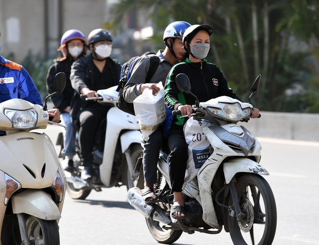 CHÙM ẢNH: Sinh viên oằn mình mang đồ từ quê lên Hà Nội sau kỳ nghỉ Tết Quý Mão 2023 - Ảnh 10.