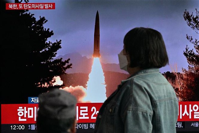 Triều Tiên phóng tên lửa đạn đạo tầm ngắn - Ảnh 1.