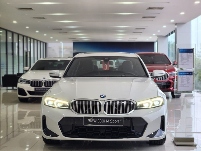 BMW và Mercedes cạnh tranh khốc liệt giành thị phần xe sang ở Việt Nam: Chạy đua nâng cấp, giảm giá hàng trăm triệu đồng - Ảnh 2.