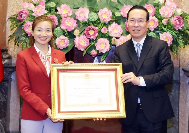 Chủ tịch nước Võ Văn Thưởng trao tặng huân chương Lao động hạng Nhì cho VĐV điền kinh Nguyễn Thị Oanh đoạt 4 HCV tại SEA Games 32. Ảnh: Thống Nhất - TTXVN