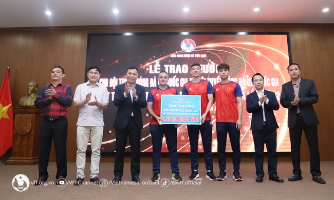 Đội tuyển nữ Việt Nam nhận 5,6 tỷ tiền thưởng sau chiếc HCV SEA Games 32 - Ảnh 3.
