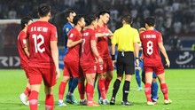Văn Hậu bị đánh lén vào gáy, Việt Anh chỉ mặt cầu thủ Thái Lan cảnh cáo