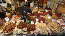 Người phụ nữ Việt kể chuyện đi chợ ngày Rằm tháng Giêng ở Hàn Quốc: Rất nhiều thứ để mua nhưng không thể thiếu món này