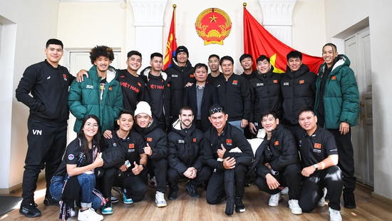 Đại sứ đặc mệnh toàn quyền Việt Nam tại Mông Cổ gặp gỡ tuyển bóng rổ Việt Nam