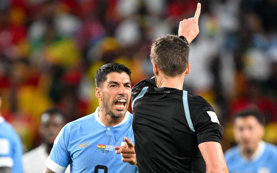 Tin nóng World Cup hôm nay 3/12: Suarez tố FIFA chống lại Uruguay