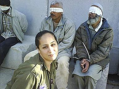  Nữ quân nhân Israel: Gây phẫn nộ vì “tạo dáng” cạnh tù nhân Palestine