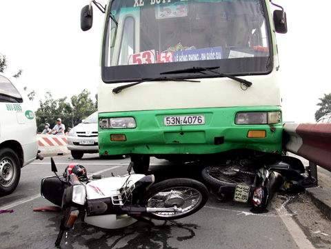 Xe buýt mất phanh khi đổ dốc cầu Sài Gòn