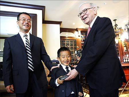Bỏ "triệu đô" để ăn trưa với tỉ phú Warren Buffett