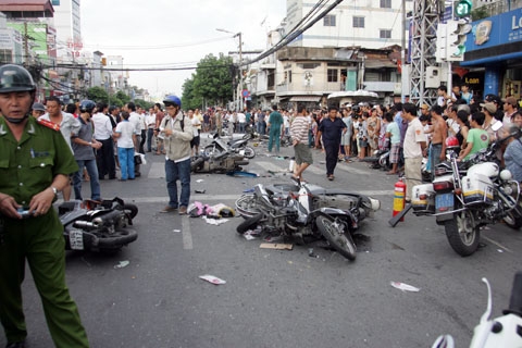 Chực chờ 'hôi của' trong tai nạn