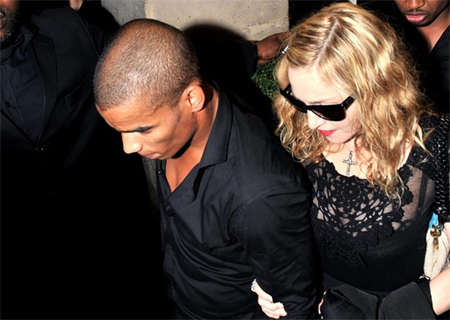 “Phi công trẻ” ngỏ lời cầu hôn Madonna