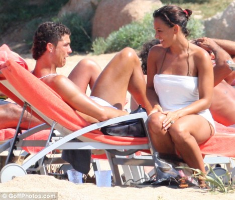 Cristiano Ronaldo bị vạch trần thói xấu sau khi lên đỉnh 3 Tình cũ của Ronaldo khoe vòng 1 "táo bạo" trên bãi biển