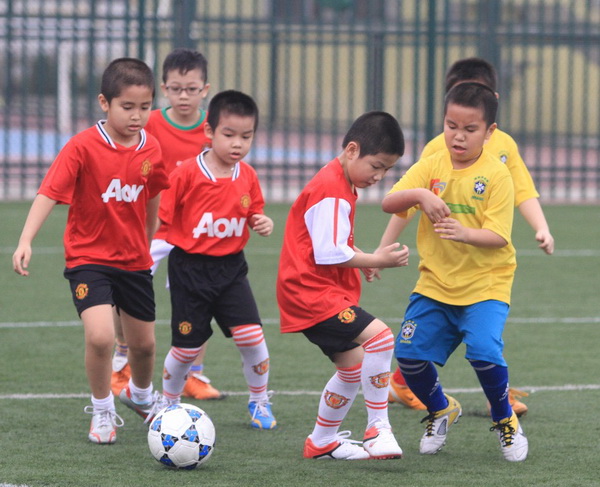 Ngọc Châm dạy bóng đá cho “Rooney”, “Ronaldo” ở Mỹ Đình