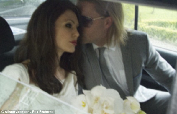Nóng: Ảnh cưới của Angelina Jolie và Brad Pitt!