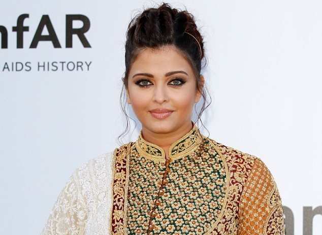 Hoa hậu Aishwarya Rai vẫn dũng cảm tới Cannes