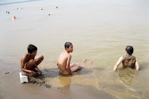 “Tắm tiên” ở sông Hồng có phi văn hóa?