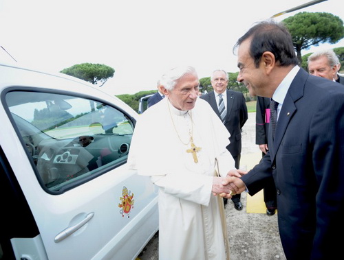 Giáo hoàng Benedict XVI được Renault tặng xe điện