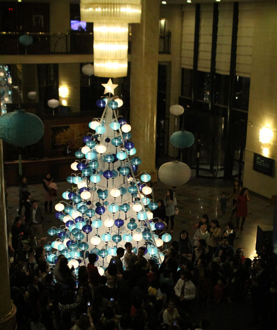 Thắp sáng cây thông Noel bằng 500 đèn lồng