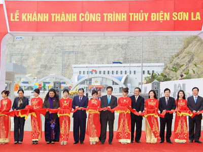 Thủ tướng Nguyễn Tấn Dũng cắt băng khánh thành thủy điện Sơn La