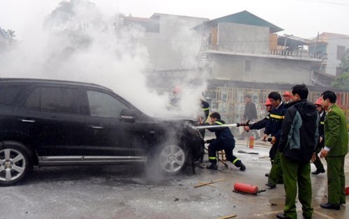 Hà Nam: Đốt rơm, gây cháy ô tô