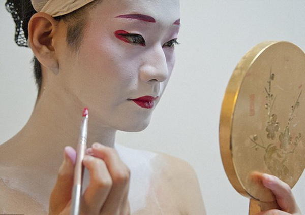   Chùm ảnh: Cuộc “lột xác” của geisha nam duy nhất trên thế giới