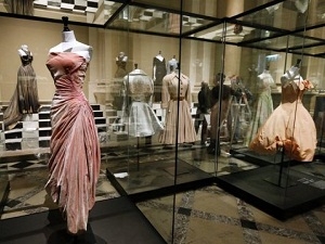  Biên niên sử thời trang qua 100 bộ váy