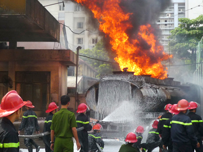 Toàn cảnh vụ cháy xe bồn ở cây xăng gần Viện 108 Hà Nội