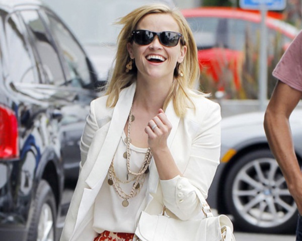  Reese Witherspoon hớ hênh giữa phố