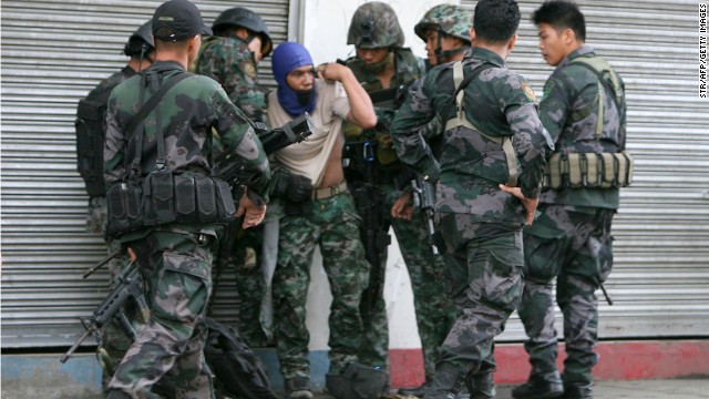 Hàng trăm phiến quân Hồi giáo bắt giữ con tin ở Philippines