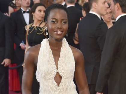 Chiếc váy đính 6.000 viên ngọc trai của Lupita Nyong bị trộm