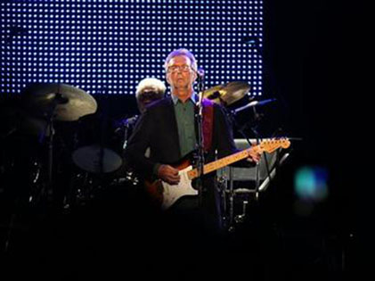 Huyền thoại guitar Eric Clapton cháy hết mình trong sinh nhật tuổi 70 