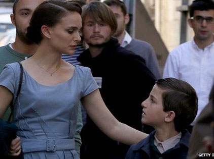 LHP Cannes: Phim về cuộc tàn sát người Do Thái của Natalie Portman gây tranh cãi 