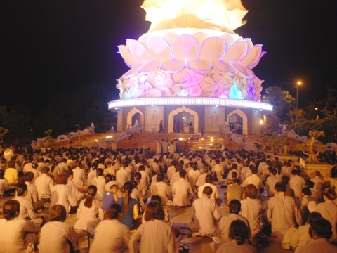 Đà Nẵng, Huế lung linh trong đêm Đại lễ Phật đản