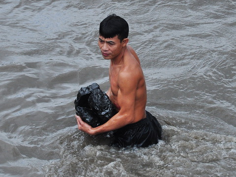 Chuyện lạ trong cơn mưa lụt: Hàng trăm đàn ông, phụ nữ lao xuống sông... mò 
