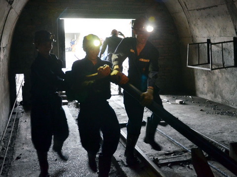 CẬN CẢNH: Trắng đêm nay tìm kiếm người mất tích trong mỏ than ở Quảng Ninh