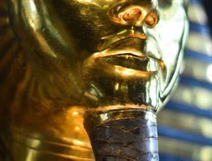 Ai Cập bắt đầu phục chế bộ râu bị gãy trên mặt nạ vàng của Tutankhamun