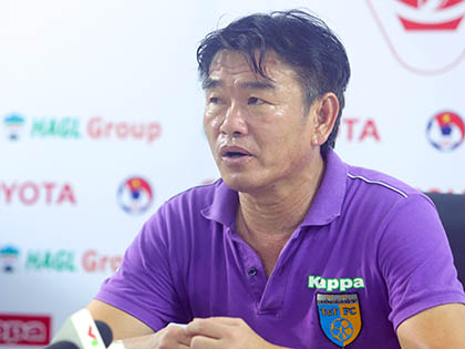 HLV Phan Thanh Hùng: 'Tuyển thủ quốc gia về đá giải trẻ là bình thường'