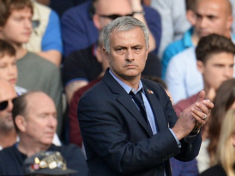 TIẾT LỘ: Mourinho bị cầu thủ Chelsea 'làm phản'