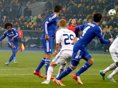 Chelsea 2-1 Dynamo Kiev: Willian đá phạt tuyệt hảo, cứu vớt chiếc ghế của Mourinho
