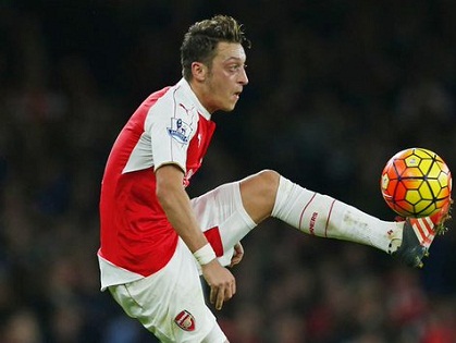 Bóng cứ rời chân của Mesut Oezil là Arsenal có cơ hội ghi bàn