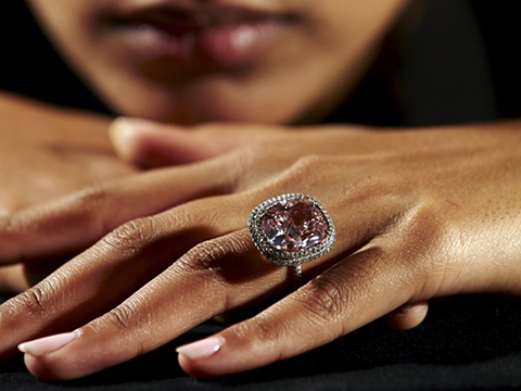 Viên kim cương hồng gây sốc với giá bán 28,5 triệu USD