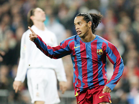 10 năm trước, fan Real ở Bernabeu đứng dậy vỗ tay trước 'ma thuật' của Ronaldinho