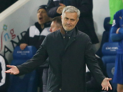 Mourinho 'bị cầu thủ Chelsea phản bội' ở trận thua Leicester