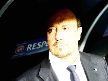Real Madrid khủng hoảng: Benitez tự 'mua xăng đốt nhà'!