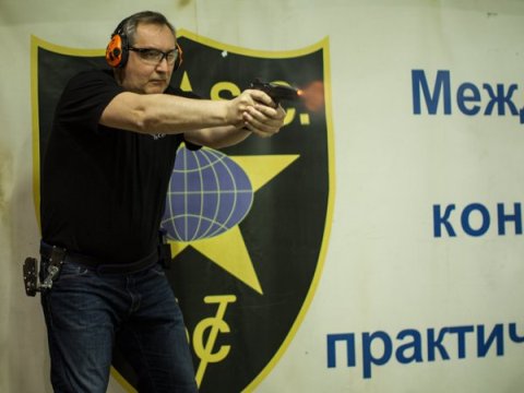VIDEO: Phó Thủ tướng Nga Dmitry Rogozin, tay súng thiện xạ tự bắn vào chân mình