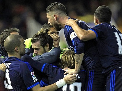 Valencia 2-2 Real Madrid: Chơi với 10 người, Real bị đội bóng của Neville cầm chân