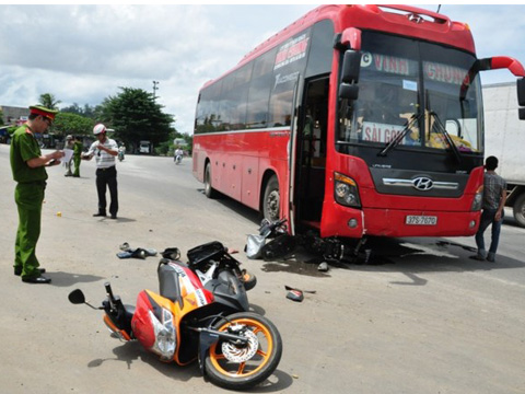 Bình Định Hai xe máy đối đầu nhau 2 người tử vong tại chỗ  Giao thông   Vietnam VietnamPlus
