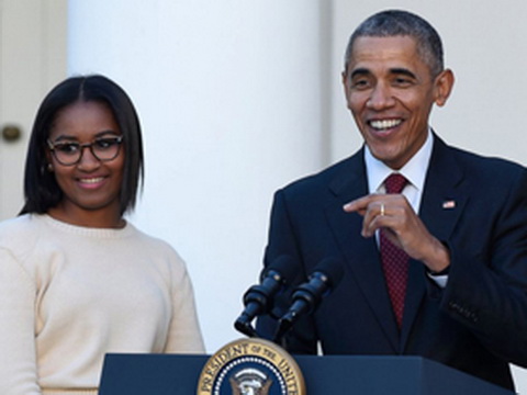 Ông Obama cũng... khóc trong lễ tốt nghiệp của con gái